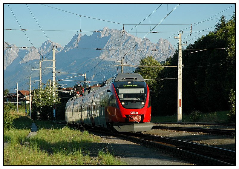 Der nchste Reginalzug aus Wrgl - R 5251 bei der Einfahrt in Fieberbrunn am 16.7.2007. Diesmal war es wieder 4024 090. Und natrlich im Hintergrund, der Wilde Kaiser.