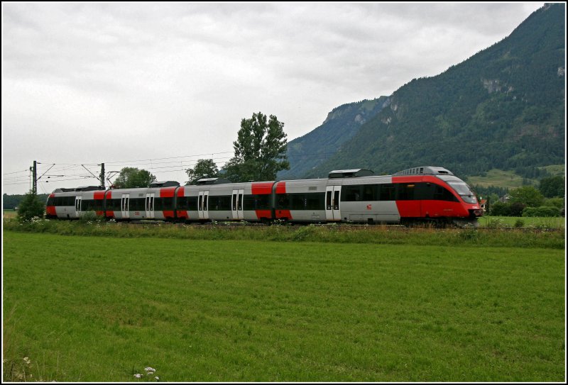 Der nchste Tag war  leider  ein bissel regnerisch: Unbekannte  Ente  fhrt als Regionalbahn 5111 von Rosenheim nach Innsbruck und wird gleich Oberaudorf erreichen. (06.07.07)