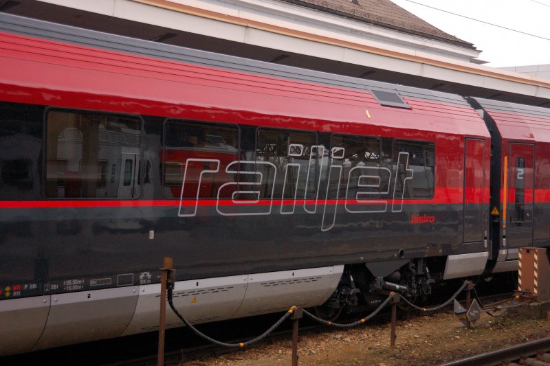 Der nchste Wagen verfgt ber weitere 10 Sitzpltze der Kategorie  First , sowie ber ein Stehcaf, uerlich am  Bistro -Schriftzug erkennbar. (Amstetten, 11.11.2008)