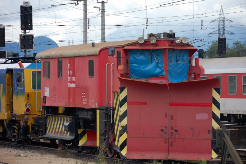 Der nchste Winter kommt bestimmt:  Schneerumer  9760 007-1 mit der Lizenz zum Rumen noch  eingepackt  und teilkonserviert in der Abstellgleisgruppe Wrgl, Fahrtrichtung Innsbruck. (05.08.08, ist denn bald schon wieder Weihnachten?)