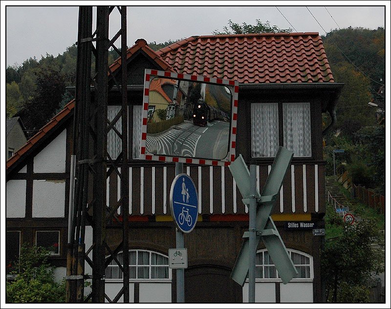 Der nchste Zug vom Brocken kurz vor der Einfahrt in die Haltestelle Wernigerode Hochschule Harz am 9.10.2007. In diesem Bereich befhrt der Zug als Straenbahn ein kurzes Stck die Kirchenstrae, wie ihr im Spiegel erkennen knnt.