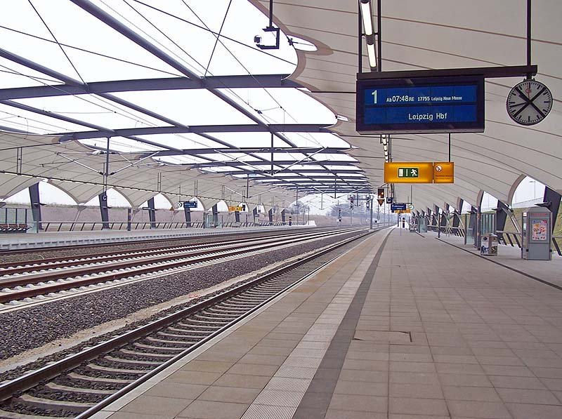Der nagelneue Bahnhof am Flughafen Leipzig/Halle war am 21.03.2004 noch nicht komplett funktionsfhig, man sieht es an der Uhr. Und angesichts der Zugdichte, vor allem im Nahverkehr, scheint die millionenschwere Investition auch etwas zu hoch gegriffen.