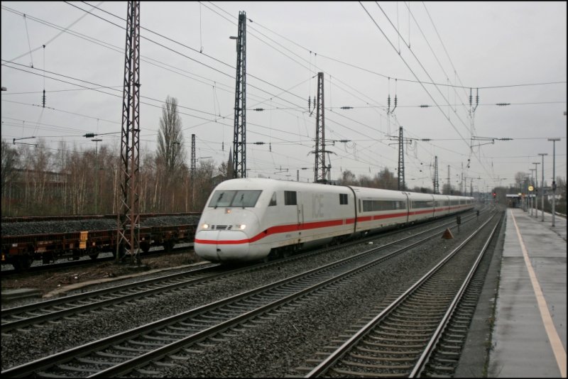Der Namenlose kommt... 402 011 fhrt als ICE 644, von Berlin Ostbahnhof nach Kln/Bonn Flughafen. In ca. 70 Minuten wird er sein Ziel erreicht haben. Aufgenommen am 05.01.08 in Bochum-Ehrenfeld.