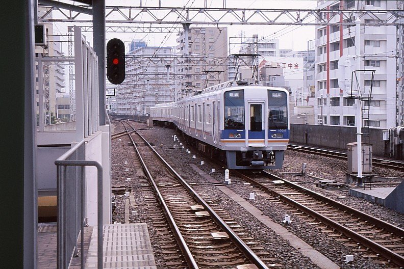 Der Nankai-Konzern. Dieser Konzern besitzt 154km Strecken (1067mm-Spur) im Süden der Stadt Osaka. Der Konzern befindet sich in einer Reorganisationsphase, bei der er sich etwa mit der renommierten Warenhauskette Takashimaya verbindet. Hier ist ein Zug Serie 1000 (Ab 1992 beim Tôkyû-Konzern gebaut, 76 Wagen, 2- und 4-Wagenzüge). Nr. 1004, Sakai, 16.August 2008. 
