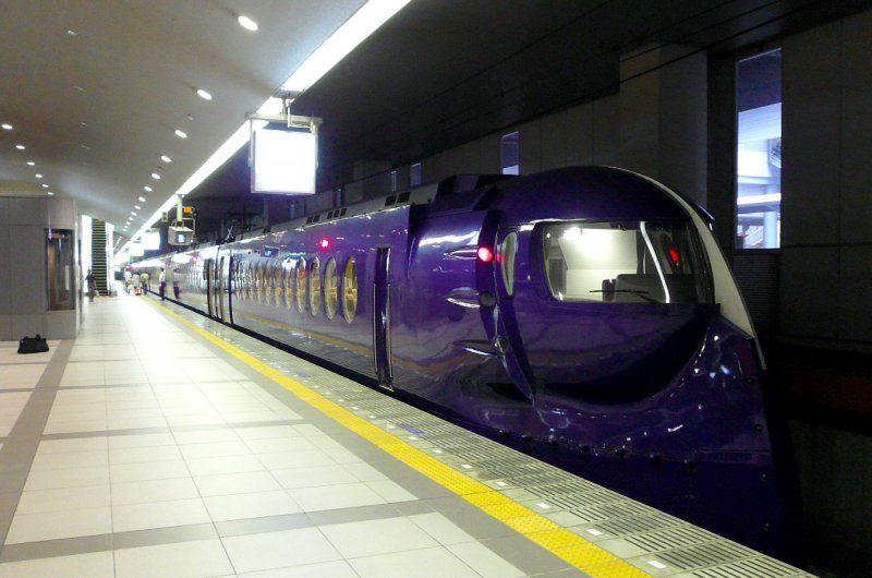 Der Nankai-Konzern: Neben der JR verbinden auch die Nankai-Züge die Stadt Osaka mit dem Internationalen Flughafen Kansai. Für die Non-stop-Züge wurden 1994 (zur Eröffnung des Flughafens) 6 6-Wagenzüge der Serie 50000 gebaut, auf der Grundlage eines Designs eines bekannten Architekten. Hier steht Zug mit Endwagen 50701 im Kansai Flughafenbahnhof, 16.August 2008.  