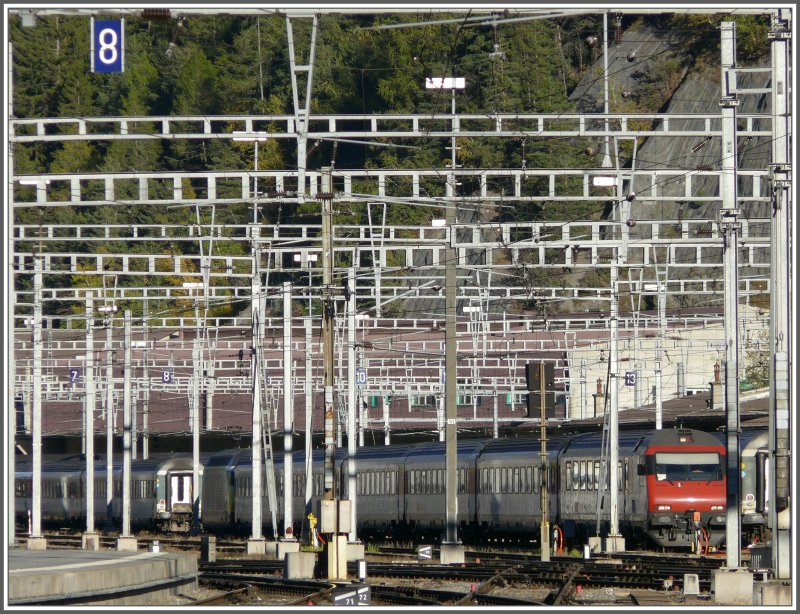 Der NEAT-Express mit Re 460, fnf Wagen 1.Kl. und ein 2.Kl.Steuerwagen wartet im Gleisvorfeld in Brig auf seine Bereitstellung. Anschliessend prescht er mit Tempo 200 durch den neuen Ltschberg Basistunnel und erreicht Bern in etwas mehr als einer Stunde. (20.10.2007)