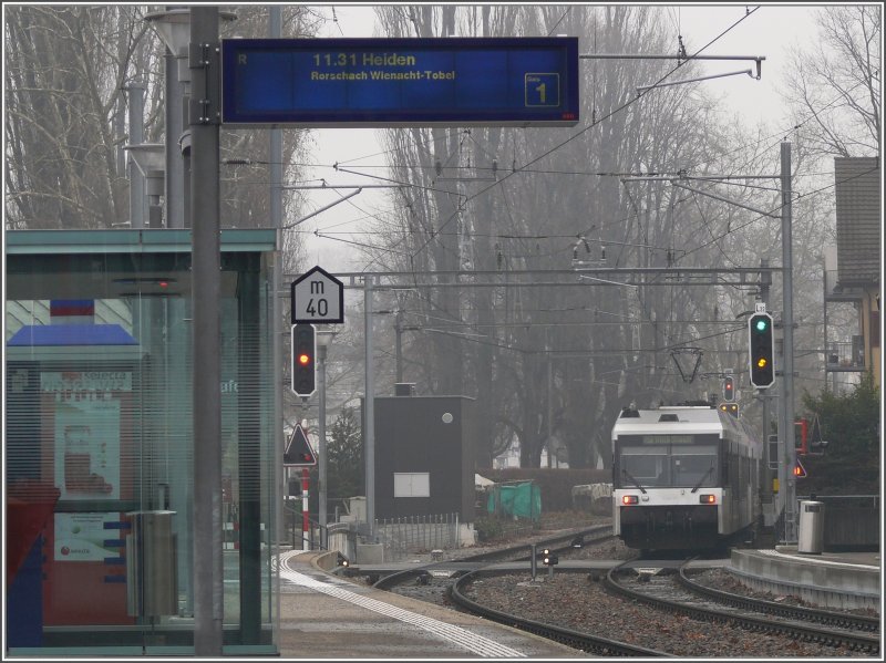 Der Nebel schleicht dem Bodensee entlang, whrenddem die RABe 526 nach Rorschach Bf fahren. (14.02.2008)