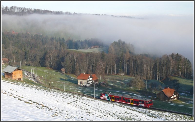 Der Nebl vom Bodensee schleicht sich hoch ins Appenzellerland, hier unterhalb von Heiden mit BDeh 3/6 25 der RHB. (08.12.2008)