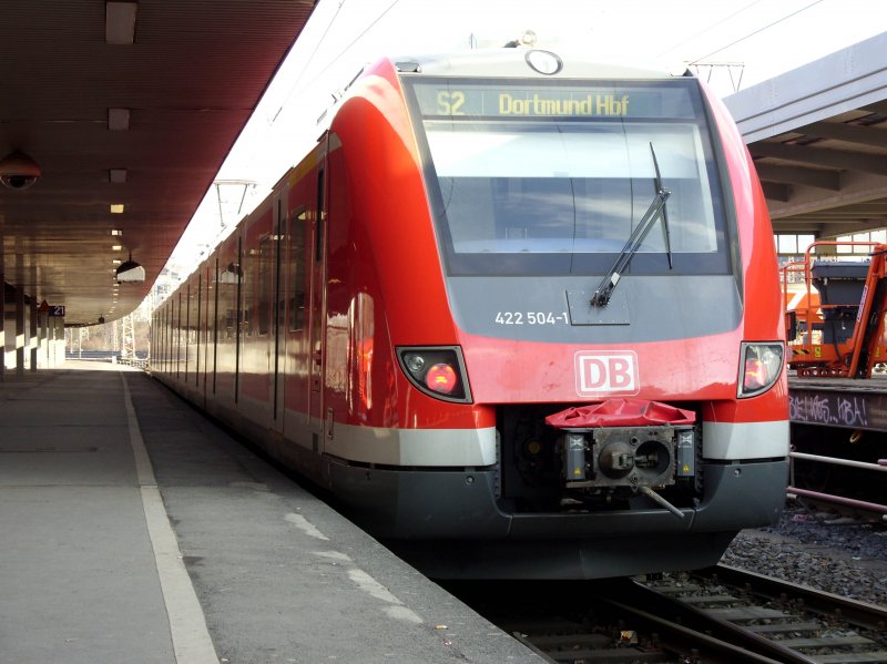 Der neue 422 004 der S-Bahn RheinRuhr steht am 31.01.2009 in Essen Hbf zur Fahrt nach Dortmund ber Gelsenkirchen, Wanne-Eickel und Castrop-Rauxel bereit.