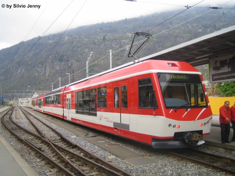 Der neue ABDeh 4/10 2011 steht am 23.4.08 nach Zermatt in Brig bereit