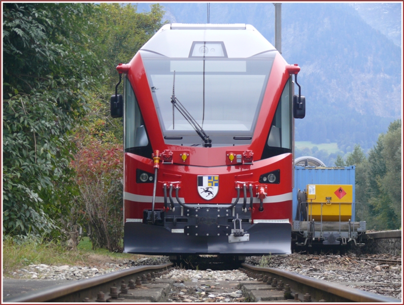 Der neue ABe 8/12  Allegra  ist eine markante Erscheinung und ist dem Wappentier Graubndens, dem Steinbock nachempfunden, das der Designer mit den beiden Hrnern ausgezeichnet getroffen hat. Zudem ist der Triebzug ein wahres Kraftpaket, was man auch vom Steinbock sagen kann.
(16.10.2009)