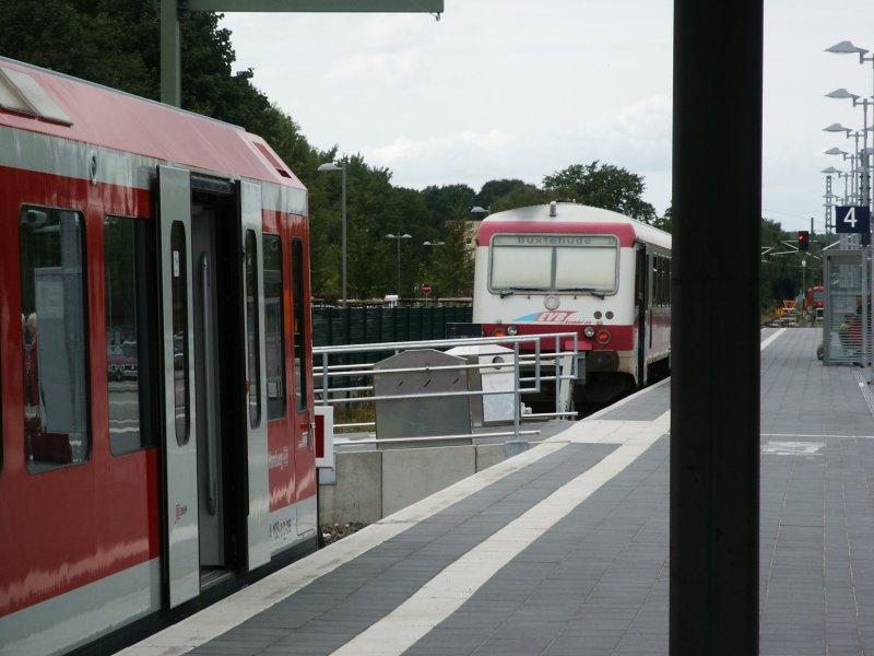 Der Neue Bahnhof Buxtehude. Vorne Fhrt die S3 nach Pinneberg und dahinter die EVB Zge Richtung Bremervrde. Aufgenommen am 16.07.08