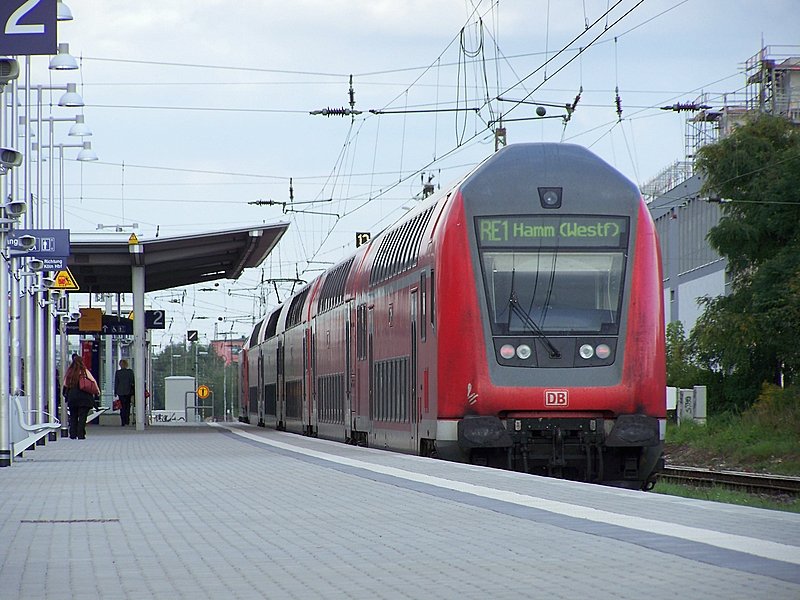 Der neue Bahnsteig von Aachen Rothe Erde! Hier verlsst gerade der RE1(10127) gezogen von 146 013-8 diesen bahnhof in Richtung Dren, Kln u. Hamm(Westf)