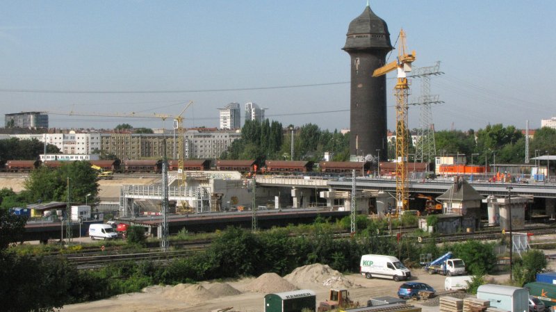 Der neue Bahnsteig in Ostkreuz kann schon befahren werden. Hier eine BR 202 der Firma Locon.Ab 31.08. soll eine Richtung fr die S-Bahn frei gegeben werden.
