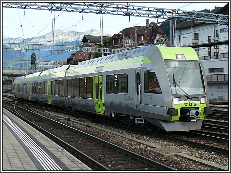 Der neue BLS Triebzug RABe 535 101  Ltschberger  bei einer Testfahrt im Bahnhof von Spiez am 29.07.08. Die Berge im Hintergrund spiegeln sich auf der Seite des Zuges wieder. (Hans)