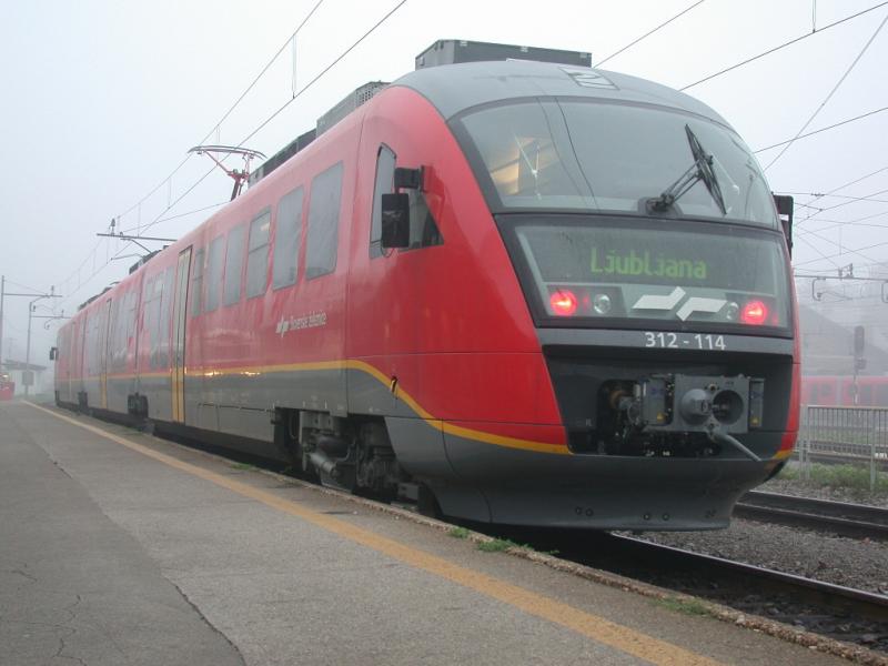 Der neue dreiteilige Desiro 312-114 ist soeben in Ljubljana eingetroffen. (09.10.2001)