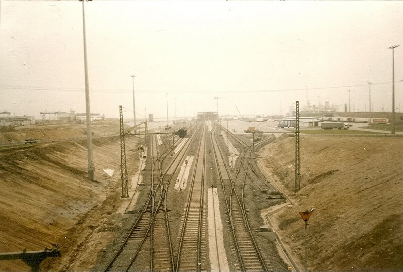 Der Neue Fhrhafen Mukran fr den Schwedenverkehr whrend der Bauphase im September 1997.Noch legten zum Zeitpunkt meiner Aufnahme die Fhrschiffe von Sassnitz Hafen ab,seit dem 07.Januar 1998 legen die Fhren nach Schweden von Mukran ab.