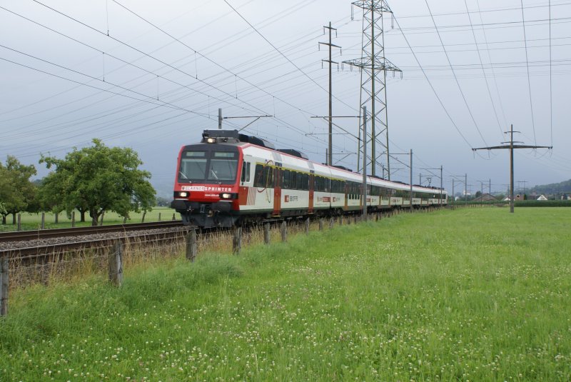 Der neue Glarner Sprinter befindet sich am 9.7.09 zwischen Schbelbach und Siebnen.