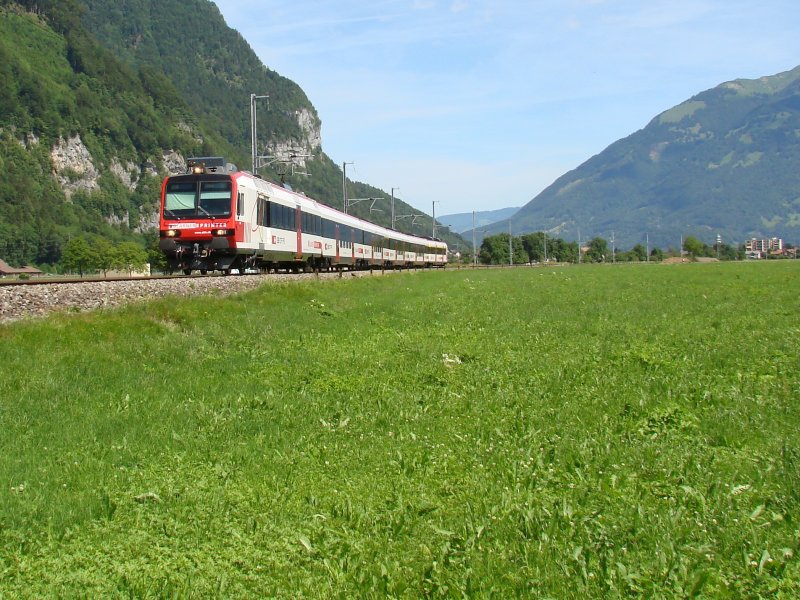 Der neue GlarnerSprinter ist am 14.06.2009 zwischen Nfels-Mollis und Netstal in Richtung Linthal unterwegs.