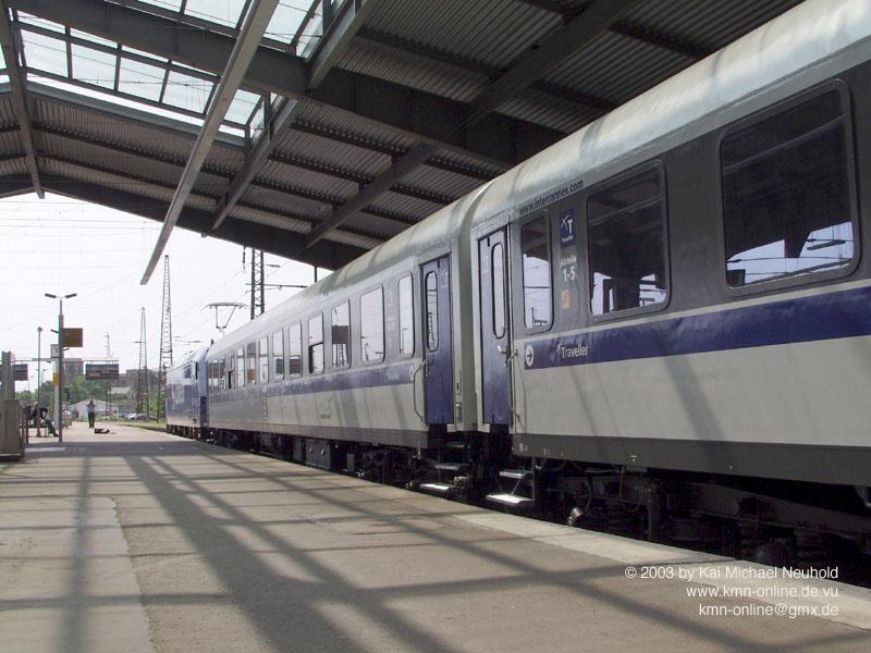 Der neue ICx am Bahnsteig im Bahnhof Halle (Saale).