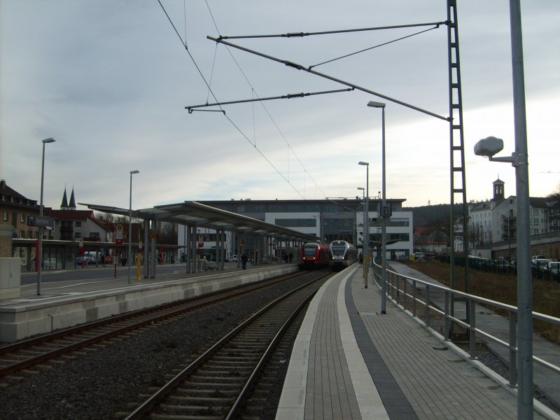 Der neue Iserlohner Stadtbahnhof vom Ende des Gleis 2 aus gesehen. Kein Vergleich zu vorher. Im Hintergrund die Ardey-Bahn und ein Zug von Abellio.