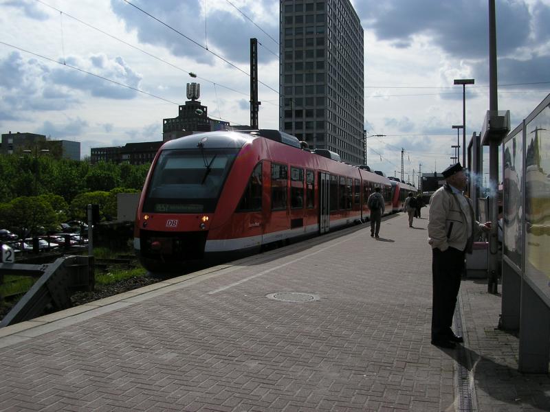 Der neue Lint 41 vom Sauerlandnetz hatt jetzt auch die 628-er und 612-er auf der RE 57 - Dortmund Sauerland Express abgelst. Hier stehen in Dortmund Hbf 2 Triebzge bereit zur Abfahrt nach Winterberg (Westf.)