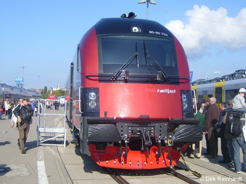 Der neue stereichische Triebzug - genannt  Railjet  bersetzt: Schienenflugzeug. Mit bis zu 230km/h zwischen und unter den Bergen unterwegs. Und nein, das Bild zeigt nicht die Tauruslok sondern den Steuerwagen des Zugverbands - ausgestellt auf der InnoTrans 2008.