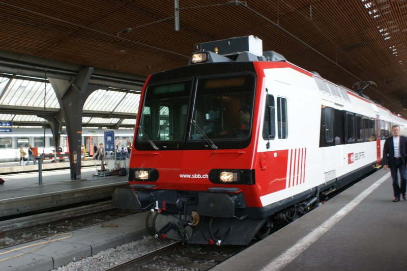 Der neue RABDe 560 Domino im Glarnersprinter Look, aufgenommen am 06.05.2009 in Zrich. Hatte leider nicht sehr viel Zeit.