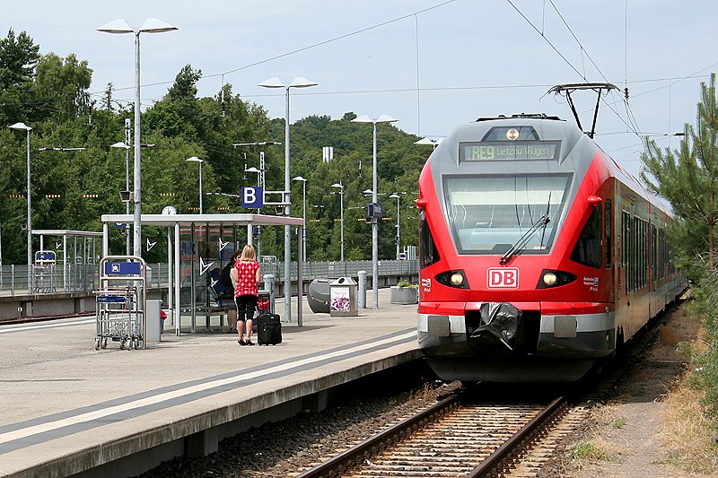 Der neue Regionaltriebwagen ET427 rollt in den Endbahnhof Ostseebad Binz ein. Viele Leute sind mit dem Zug gekommen um sich in der Ostsee abzukhlen.
Tatschlich war der Strand an diesem Tag sehr gut besucht.
(06.07.2008)