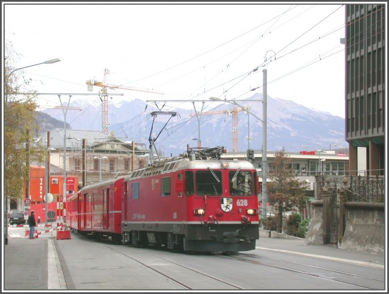 Der neue Spurwechsel in der Engadinstrasse ist in Betrieb und wird soeben von der Ge 4/4 II 628  S-chanf  befahren. (03.12.2006)