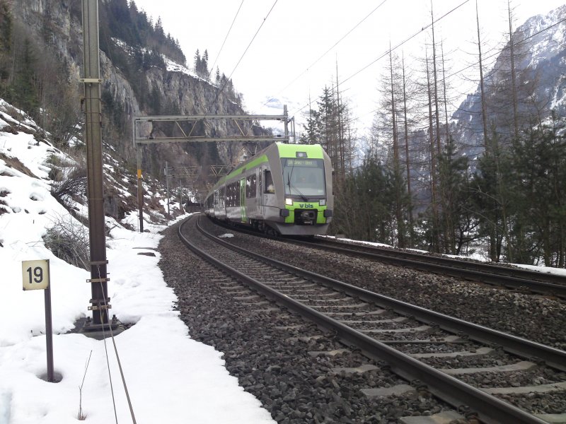 Der neue Star der Ltschberg-Bergstrecke, der RABe 535  Ltschberger , auf der Nordrampe Richtung Bern. Der Zug hat gerade den Frtentunnel I verlassen und passiert in wenigen Minuten den aufgelassenen Haltepunkt Kandergrund, 14.03.09