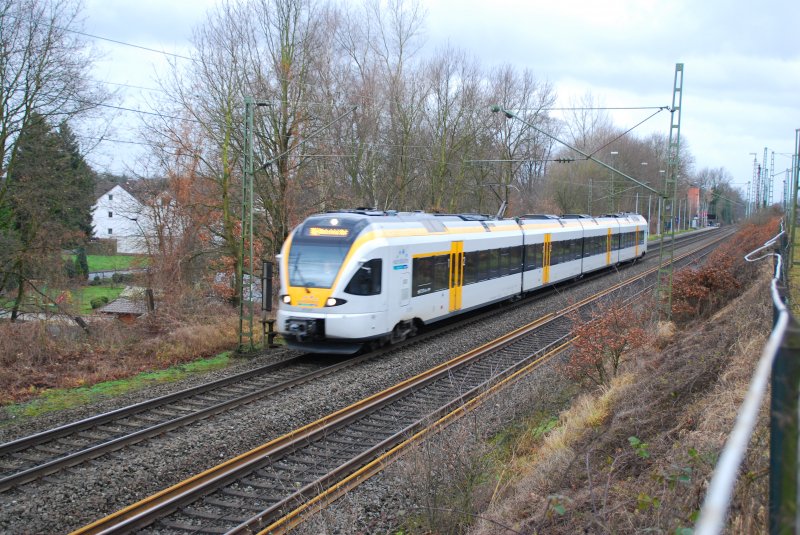 Der neue Triebwagen FLIRT ET5.19 der NordWestBahn als RB69 nach Bielefeld beim Verlassen des Bahnhof von Avenwedde-Isselhorst am 20.12.2008