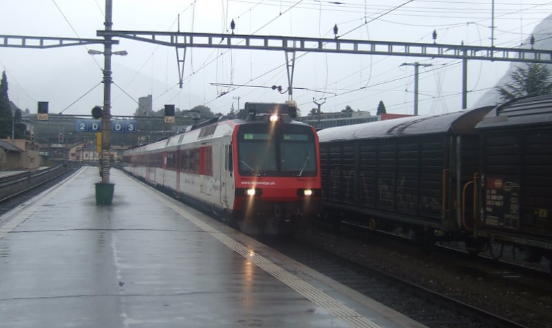 Der neue trifft ein: Am 12.10.09 trifft ein Regio nach Brig mit dem RBDe 560 403 in Sierre ein.