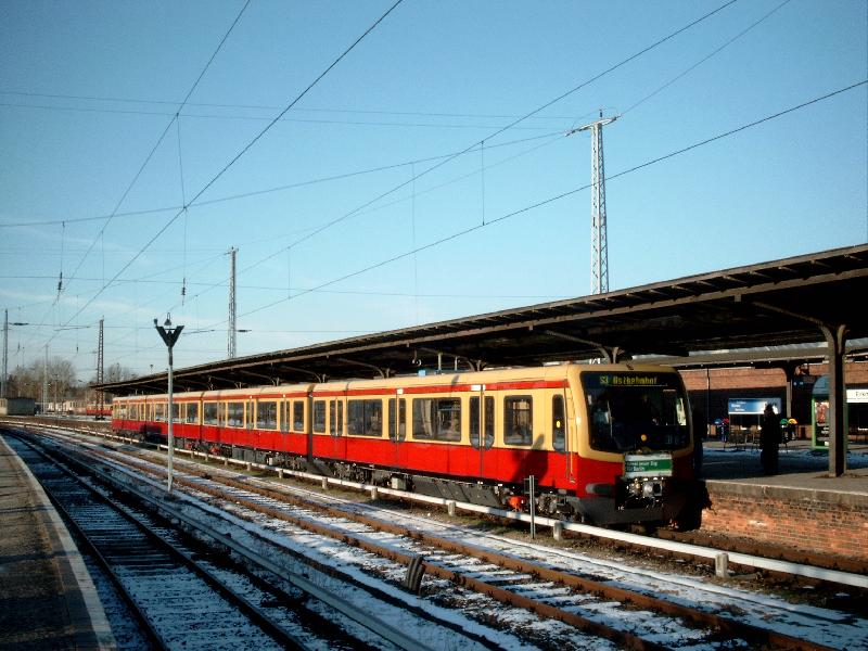 Der neueste Zug der Berliner S-Bahn: 481 501, 482 501, 482 601 und 481 601 (von links nach rechts). Besonderer Clou: ein Halbzug (4 Wagen) ist durchgngig begehbar. Die S-Bahn will noch zwei weitere dieser Zge beschaffen und auf der S8 einsetzen. Hier wurde sie am 8.2.03 der ffentlichkeit vorgestellt und war - was auf der S3 ungewhnlich ist - rappelvoll. Aufgenommen in Erkner.