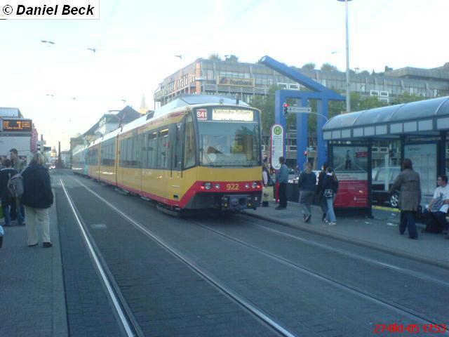 Der neuste Zweisystemwagen der Albtal-Verkehrsgesellschaft trgt die Nummer 922. Dieses Bild entstand am 27. Oktober 2005 am Ettlinger Tor, als gerade die Linie S41 von Freundenstadt in Richtung Karlsruhe Marktplatz fhrt.