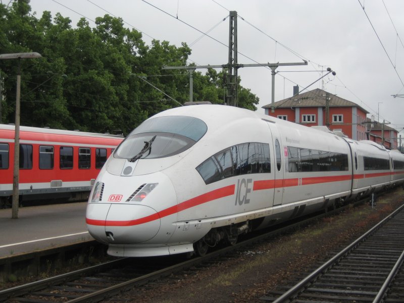 Der nicht so ganz saubere, ICE 3 in Singen - gleich beginnt die Taufe. 7. Juni 2008
