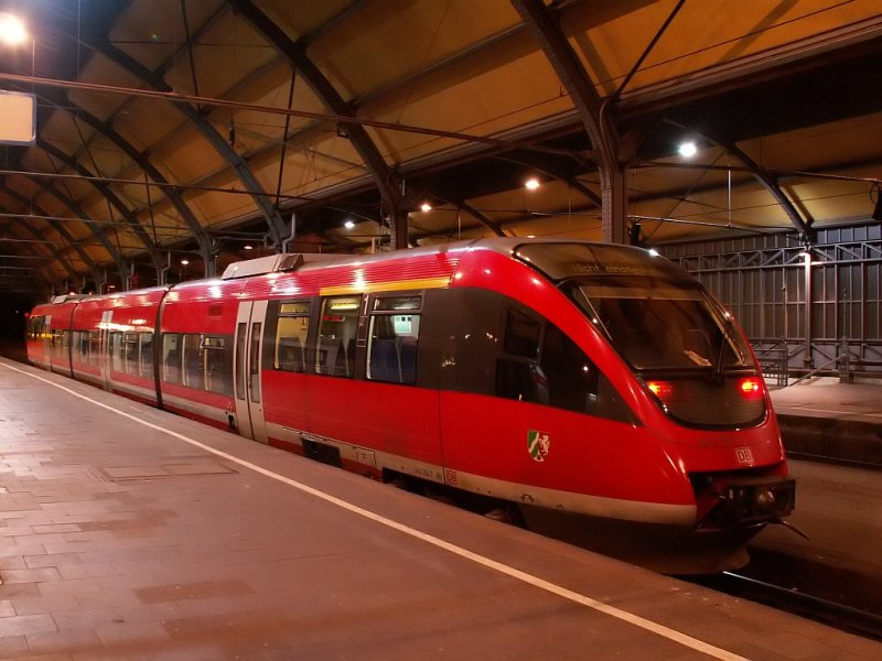 Der  Niers-Express  an seiner Endstation, wenn er um 20.39h in Dsseldorf abfhrt. Nur dann endet der Zug nmlich in Krefeld Hbf. Sonst fhrt er bis nach Kleve. Das Foto stammt vom 05.03.2007