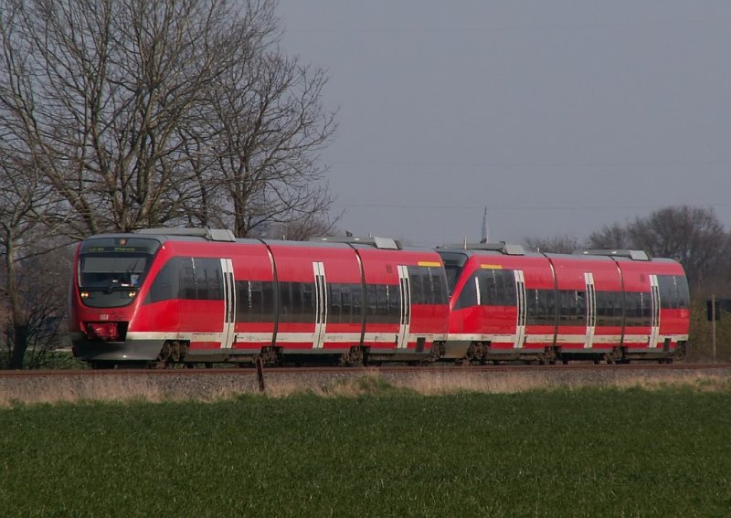 Der  Niers-Express  RE-10 auf freier Strecke zwischen Krefeld und Kempen. Fahrtrichtung Kleve. Das Foto stammt vom 27.03.2007