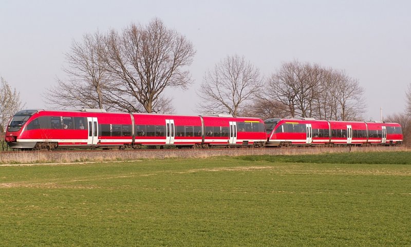 Der  Niers-Express  RE-10 auf freier Strecke zwischen Krefeld und Kempen. Fahrtrichtung Kleve. Das Foto stammt vom 27.03.2007