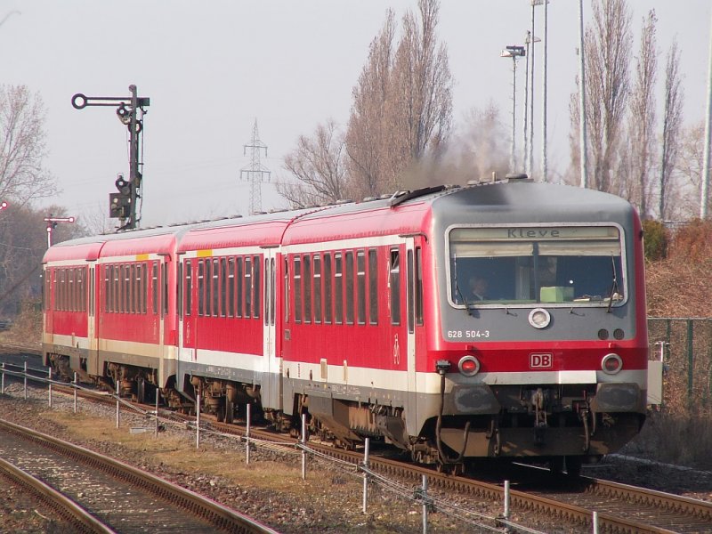 Der  Niers-Express  verl�sst den Bahnhof Kempen am Niederrhein in Fahrtrichtung Kleve. Das Foto entstand am 13.03.2007