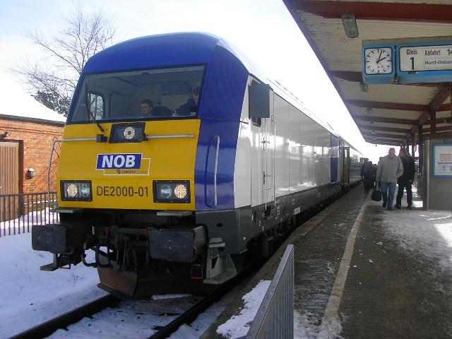 Der NOB-eigene Eurorunner DE2000-01, auch Hercules genannt, am 3.3.06 mit NOB 80514 Hamburg-Altona - Westerland(Sylt) in Heide (Holstein). Der Zug war brigens aus einer ehemaligen FLEX-Garnitur gebildet.