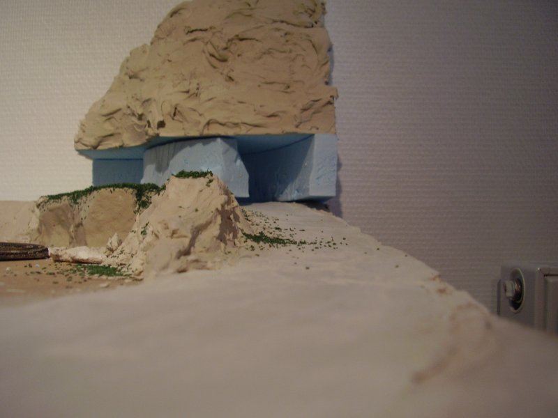 Der  noch unvollstndige Berg, anwelchem noch etwas Gips und Gras fehlt, hoffe ich, wir demnchst fertiggestellt. Wie man sieht wurde der grobe Berg mit Stroyodor gefertigt. Dieser lsst sich gut mit Holzleim verkeben( man spart so das Geld fr den teueren Stryodorkleber !!)