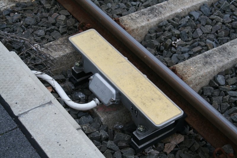 Der nördliche 500 Hz-Magnet am Gleis 2 in Worms Hbf - Bahnbilder.de