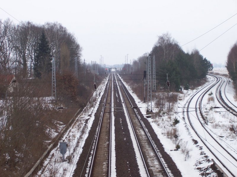 Der nrdliche Auenring Berlin am S Bergfelde (b Bln). :: Ein bichen Winter zeigte sich hier am 31.01.2006. Rechtsseits liegen die Gleise der S-Bahn Berlin, die, in Blickrichtung, nach Schnflie fhren. Die Fernbahngleise fhren in Blickrichtung u.a. zum Bahnhof Berlin Lichtenberg ber Abzweig Karow.