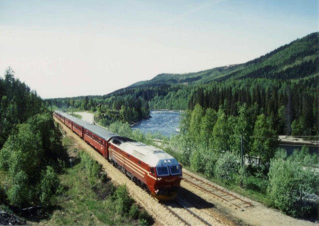 Der nordgehende  Nordlandexpress  donnert im Juni 2000 lautstark durch das sonst stille Namdalen.