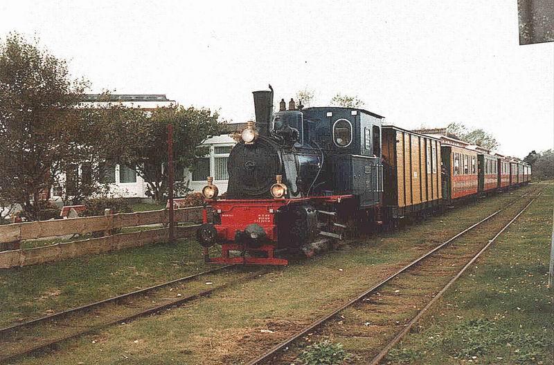 Der Nostalgie-Zug der Inselbahn,bespannt mit der Dampflok,im Ort von Borkum.