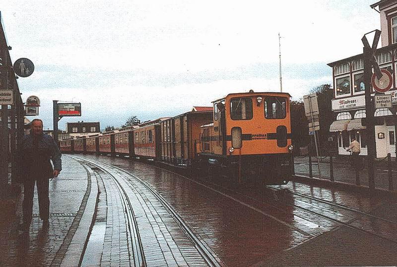 Der Nostalgie,diesmal allerdings mit der alten Diesellok bespannt,am Ortsbahnhof Borkum.Links mit dem Funkgert der Betriebsleiter.