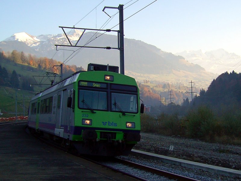 Der NPZ 566 232 nach Spiez am 03.11.2007 bei der Einfahrt in Heustrich Emdthal.