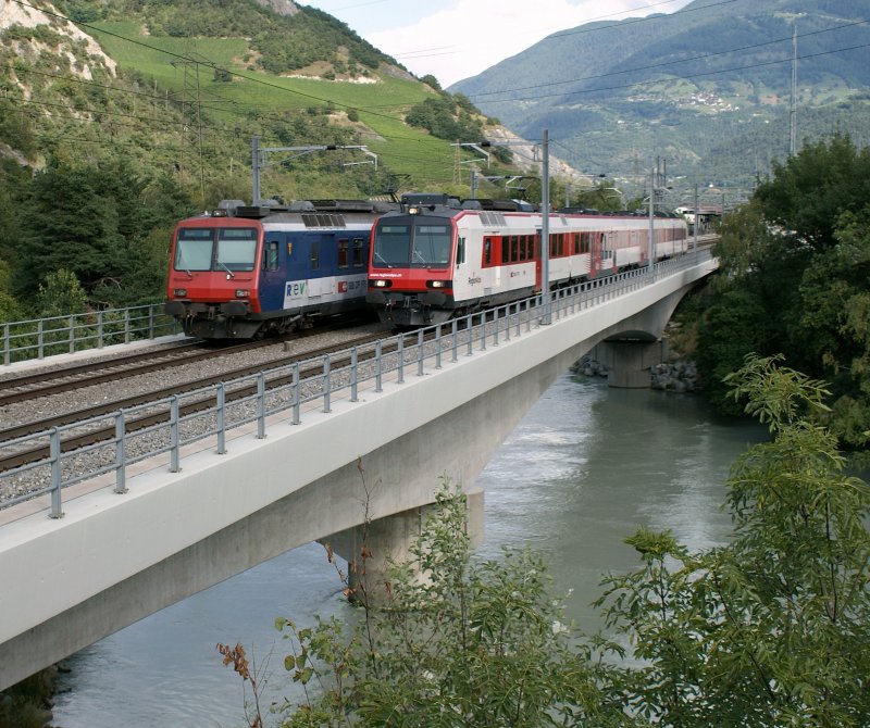 Der NPZ geht, der DOMINO kommt, die Regionalzge 4167 Sion - Brig und 4158 Brig - Sion begegnen sich auf der Rohnebrcke bei Leuk am 9. August 2009