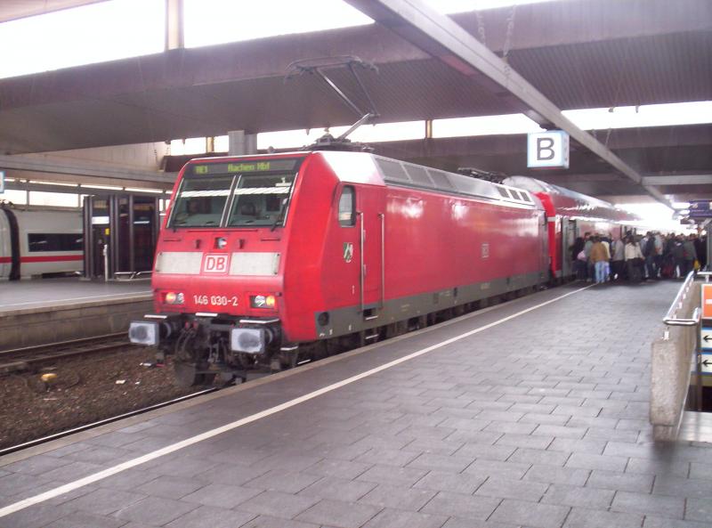 Der NRW-Express geschoben von 146 030-2 wartet in Dsseldorf Hbf auf die Weiterfahrt nach Aachen Hbf am 11.06.2005.